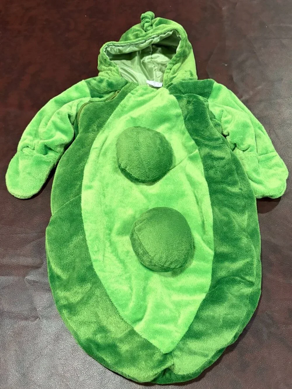 Peas in a Pod green baby bunting costume from Target 0-6 months